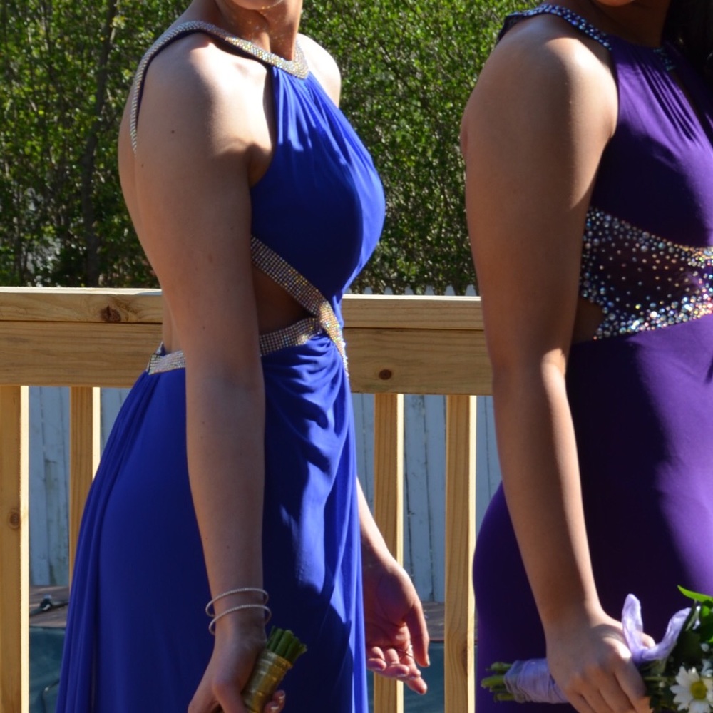 Beautiful blue backless gown! - Picture 2 of 8